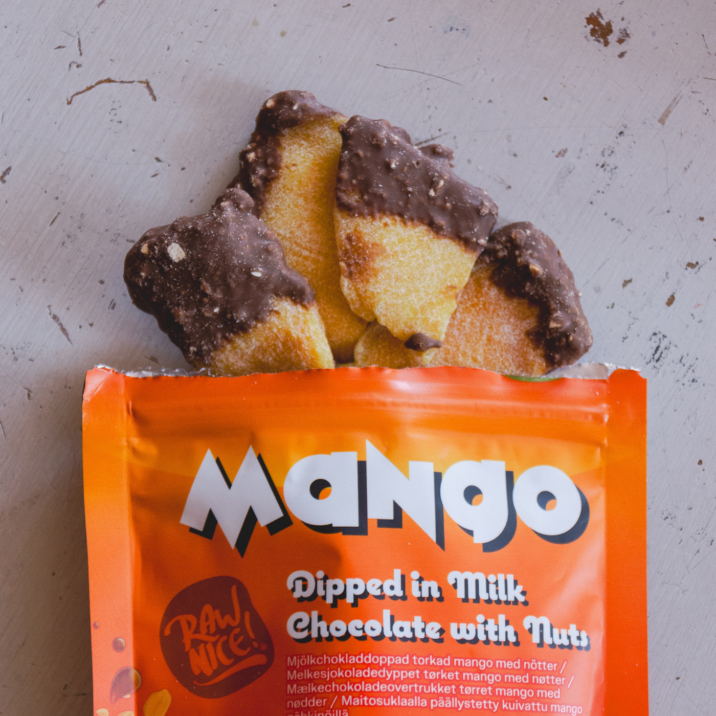 Dried Mango with Milk Chocolate & Nuts 80g / Box 18 pcs